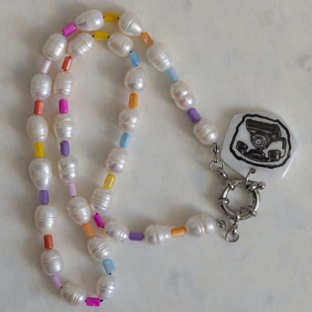 Détail des perles d’eau douce, du fermoir bouée et du pendentif téléphone DRAMARAMA