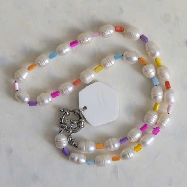 Verso du pendentif téléphone amovible et détail du fermoir du collier DRAMARAMA
