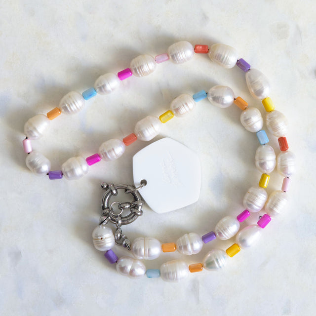 Verso du pendentif téléphone amovible et détail du fermoir du collier DRAMARAMA
