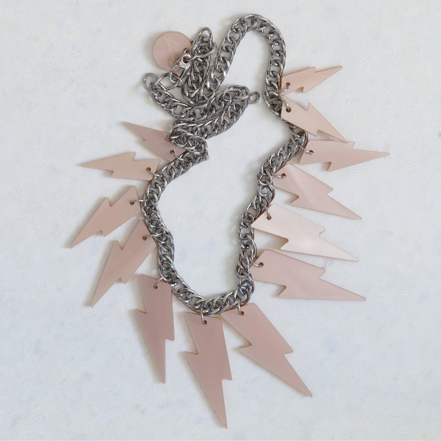 Collier Electric Feel déployé avec éclairs de différentes tailles en acrylique rose nacré