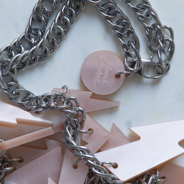 Détail du fermoir, de la chaîne gourmette et de la médaille Kiss Me Zombie du collier Electric Feel