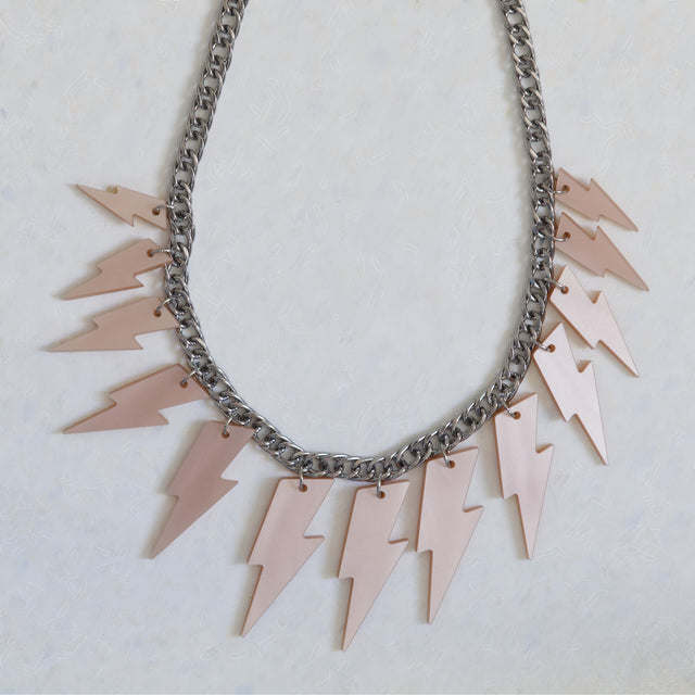 Collier plastron Electric Feel avec éclairs rose nacré en acrylique découpé au laser et chaîne gourmette argentée