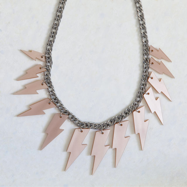 Collier plastron Electric Feel avec éclairs rose nacré en acrylique découpé au laser et chaîne gourmette argentée