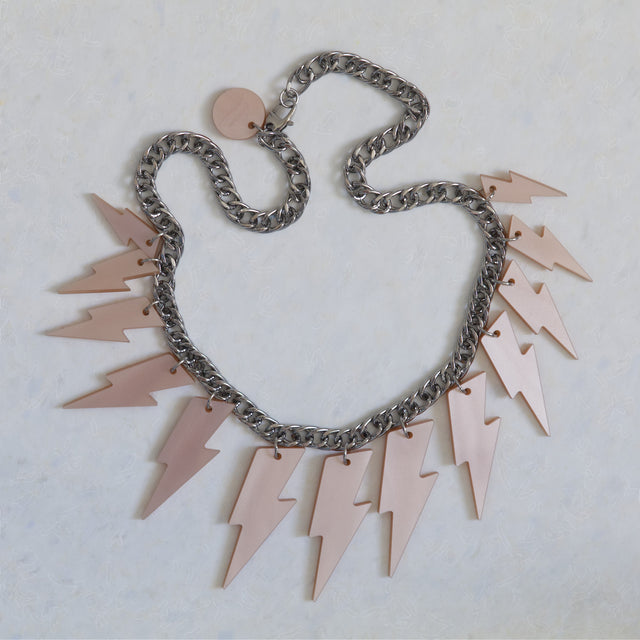 Vue entière du collier statement Electric Feel composé d’éclairs rose nacré sur chaîne gourmette argentée