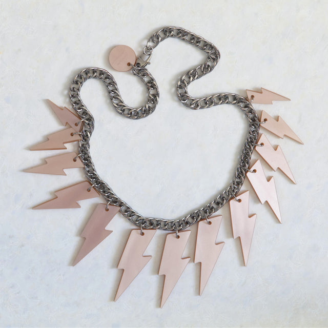 Vue entière du collier statement Electric Feel composé d’éclairs rose nacré sur chaîne gourmette argentée
