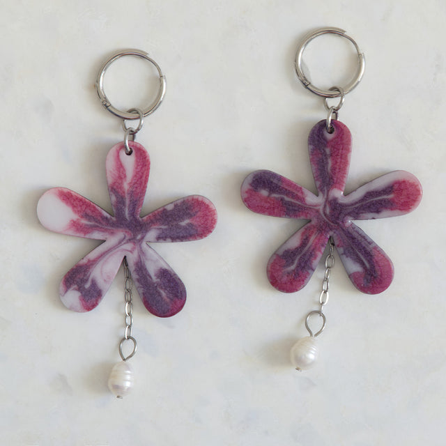 Boucles d’oreilles Express Yourself avec fleurs en résine marbrée rose et violette, chainettes et perles d’eau douce
