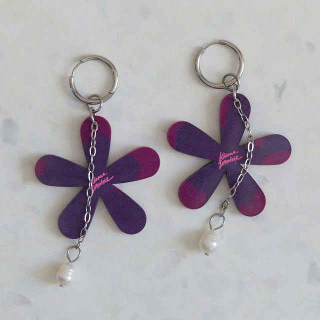Verso des boucles d’oreilles Express Yourself avec fleurs en résine, chainettes, perles et créoles argentées