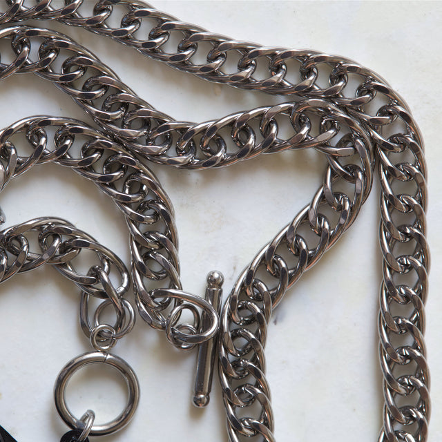 Détail de la chaîne gourmette argentée et du fermoir bouée du collier Eye Contact
