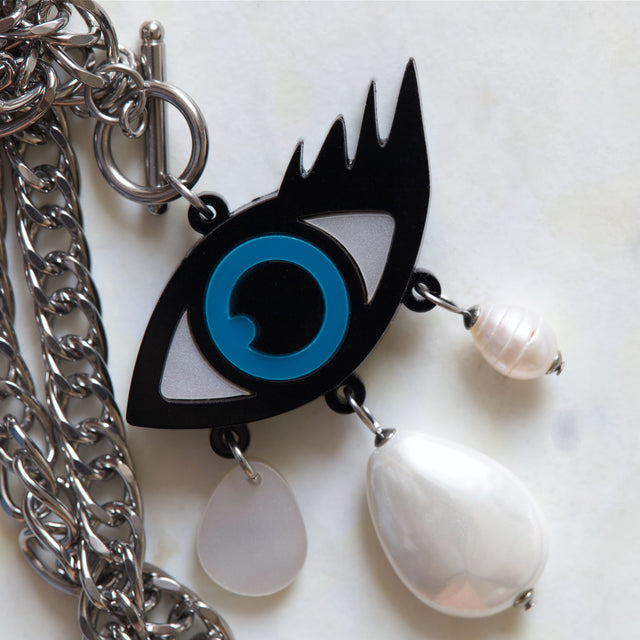 Verso du collier mauvais œil Eye Contact avec chaîne, fermoir et finitions du pendentif