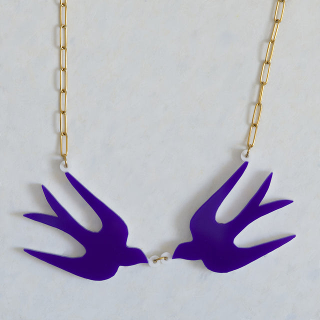 Détail des deux hirondelles violettes découpées au laser du collier Henri