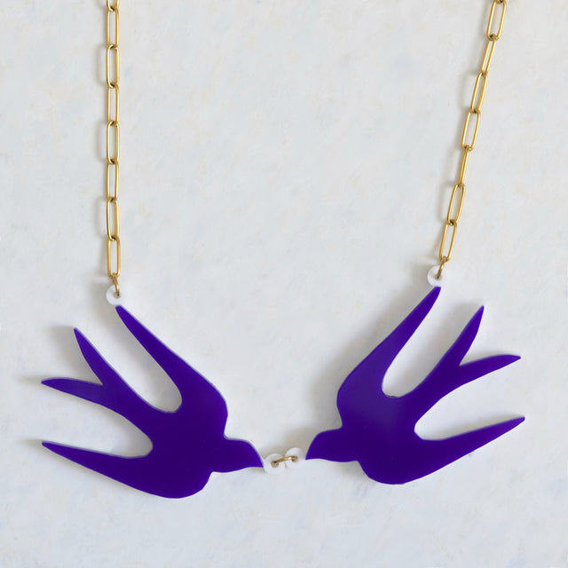 Détail des deux hirondelles violettes découpées au laser du collier Henri