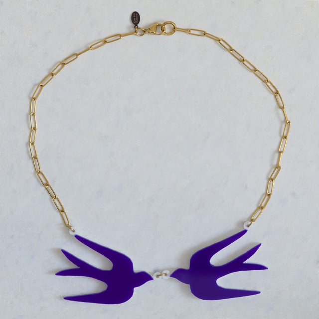 Collier plastron Henri avec deux hirondelles violettes en acrylique et chaîne dorée