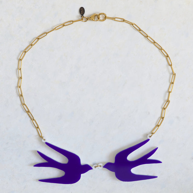 Collier plastron Henri avec deux hirondelles violettes en acrylique et chaîne dorée