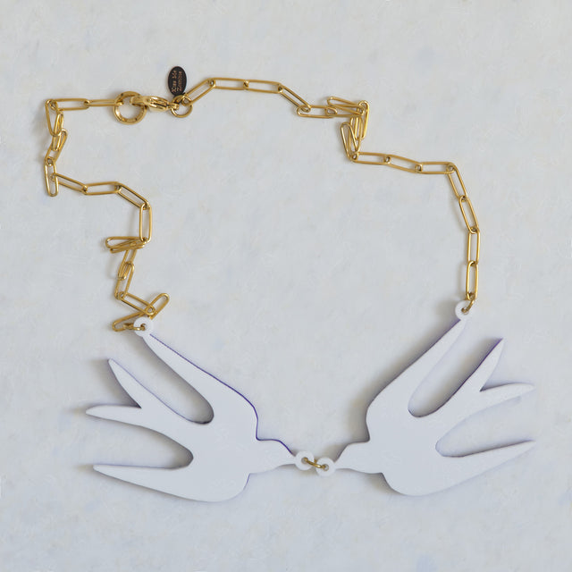 Verso du collier plastron Henri avec hirondelles en acrylique et chaîne dorée