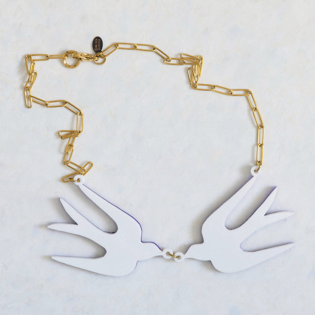 Verso du collier plastron Henri avec hirondelles en acrylique et chaîne dorée
