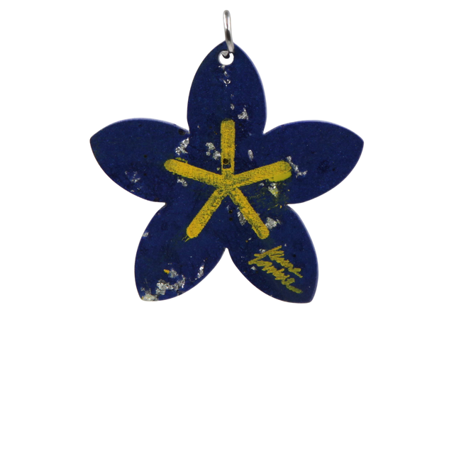 pendentif-focal-charm-fleur-resine-bleu-details-peint-main-kissmezombie