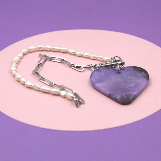 Heart pendant in marble resin with freshwater pearls and trombone chain, exclusive design by KissMeZombie.